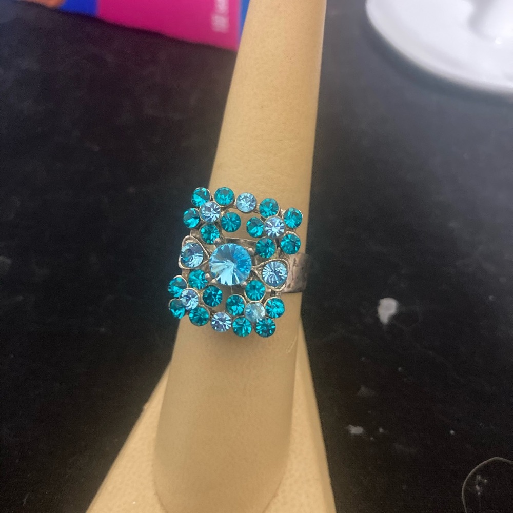 Women’s fashion ring